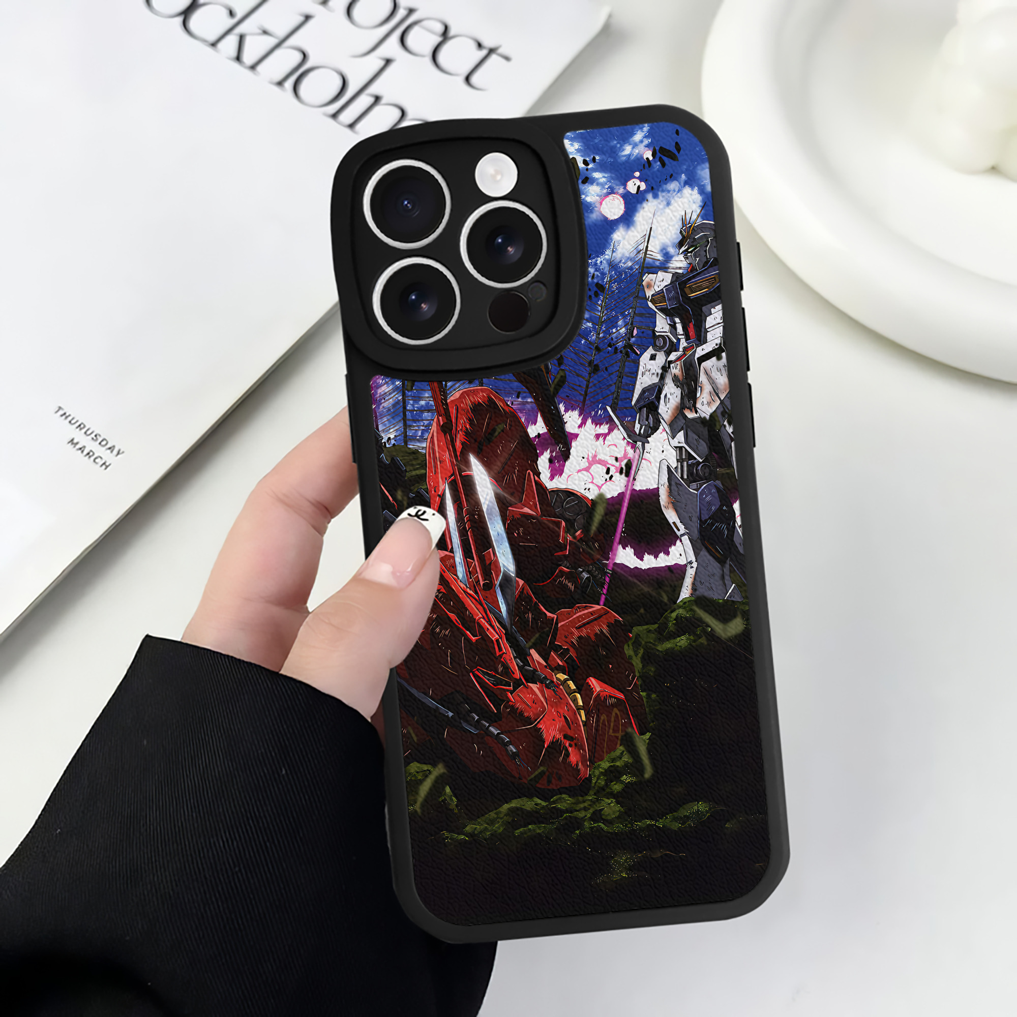 （画像用） 機動戦士ガンダム Mobile Suit Gundam 【iPhone 16シリーズ対応】シリコンスマホケース（レザー調） 材質：シリコン